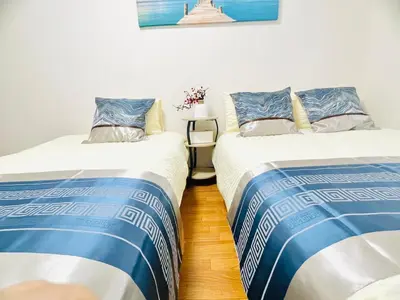 two beds sitting next to each other in a room at G25-\u65b0\u5bbf\u6700\u4e2d\u5fc3 \u6771\u65b0\u5bbf\u99c53\u5206-Shinjuku center 4 mins to ST Max 3P \u76f4\u8fbe\u65b0\u5bbf \u6e0b\u8c37 \u8868\u53c2\u9053 \u6c60\u888b \u4e0a\u91ce \u4ee3\u4ee3\u6728 \u9280\u5ea7 \u539f\u5bbf in Tokyo