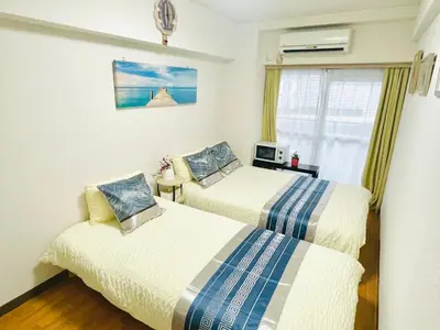 a bedroom with two beds and a window at G25-\u65b0\u5bbf\u6700\u4e2d\u5fc3 \u6771\u65b0\u5bbf\u99c53\u5206-Shinjuku center 4 mins to ST Max 3P \u76f4\u8fbe\u65b0\u5bbf \u6e0b\u8c37 \u8868\u53c2\u9053 \u6c60\u888b \u4e0a\u91ce \u4ee3\u4ee3\u6728 \u9280\u5ea7 \u539f\u5bbf in Tokyo