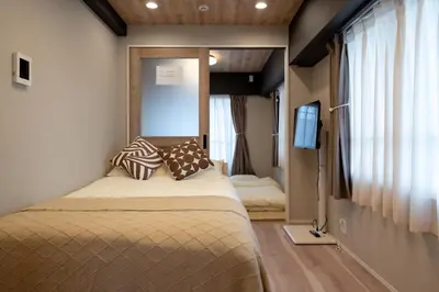 a room with two beds and a tv in it at Shinjuku\u65b0\u5bbf\u5546\u5708-\u6771\u65b0\u5bbf-2Room-Max5P-\u548c\u5f0f\u98ce\u683c-\u4e0a\u91ce\u65b0\u5bbf\u6c60\u888b\u6e0b\u8c37\u76f4\u8fbe in Tokyo