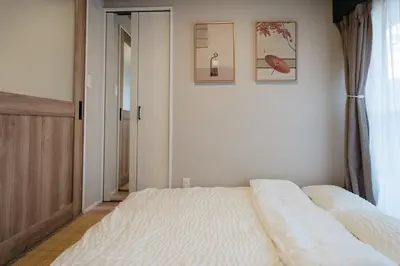 a bedroom with a white bed and a window at Shinjuku\u65b0\u5bbf\u5546\u5708-\u6771\u65b0\u5bbf-2Room-Max5P-\u548c\u5f0f\u98ce\u683c-\u4e0a\u91ce\u65b0\u5bbf\u6c60\u888b\u6e0b\u8c37\u76f4\u8fbe in Tokyo