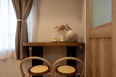 a table with two chairs and a table with a vase at Shinjuku\u65b0\u5bbf\u5546\u5708-\u6771\u65b0\u5bbf-2Room-Max5P-\u548c\u5f0f\u98ce\u683c-\u4e0a\u91ce\u65b0\u5bbf\u6c60\u888b\u6e0b\u8c37\u76f4\u8fbe in Tokyo