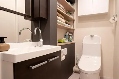 a bathroom with a white sink and a toilet at Shinjuku\u65b0\u5bbf\u5546\u5708-\u6771\u65b0\u5bbf-2Room-Max5P-\u548c\u5f0f\u98ce\u683c-\u4e0a\u91ce\u65b0\u5bbf\u6c60\u888b\u6e0b\u8c37\u76f4\u8fbe in Tokyo