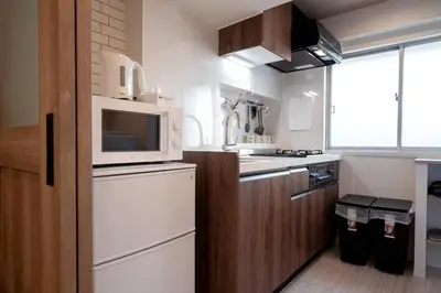 a small kitchen with a microwave and a refrigerator at Shinjuku\u65b0\u5bbf\u5546\u5708-\u6771\u65b0\u5bbf-2Room-Max5P-\u548c\u5f0f\u98ce\u683c-\u4e0a\u91ce\u65b0\u5bbf\u6c60\u888b\u6e0b\u8c37\u76f4\u8fbe in Tokyo