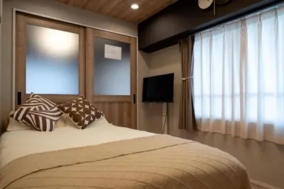 a bedroom with a large bed and a window at Shinjuku\u65b0\u5bbf\u5546\u5708-\u6771\u65b0\u5bbf-2Room-Max5P-\u548c\u5f0f\u98ce\u683c-\u4e0a\u91ce\u65b0\u5bbf\u6c60\u888b\u6e0b\u8c37\u76f4\u8fbe in Tokyo