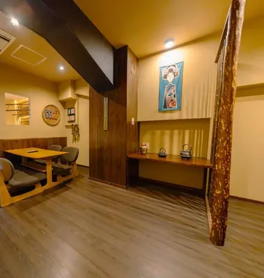 a waiting room with a desk and a table at \u904a\u96f2\u4eadYuuntei in Tokyo