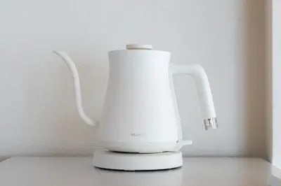 a white blender sitting on top of a table at Ueno-an 4,5F in Tokyo
