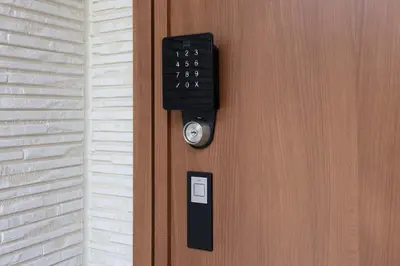 a door with a lock and a clock on it at Kutsurogi Sumida House \u304f\u3064\u308d\u304e\u30b9\u30df\u30c0\u30cf\u30a6\u30b9 in Tokyo