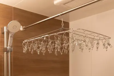 a chandelier hanging from a ceiling in a room at Kutsurogi Sumida House \u304f\u3064\u308d\u304e\u30b9\u30df\u30c0\u30cf\u30a6\u30b9 in Tokyo