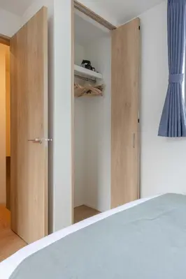 a bedroom with a door open to a closet at Kutsurogi Sumida House \u304f\u3064\u308d\u304e\u30b9\u30df\u30c0\u30cf\u30a6\u30b9 in Tokyo