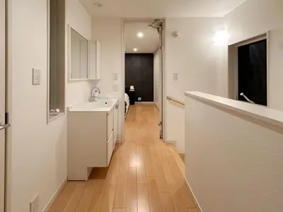 a white kitchen with a sink and a hallway at Friendly In Shinjuku \u30d5\u30ec\u30f3\u30c9\u30ea\u30fc\u30a4\u30f3\u65b0\u5bbf in Tokyo