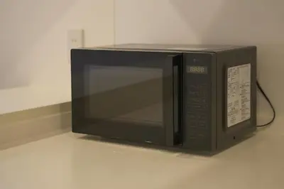 a microwave oven sitting on top of a counter at Friendly In Shinjuku \u30d5\u30ec\u30f3\u30c9\u30ea\u30fc\u30a4\u30f3\u65b0\u5bbf in Tokyo