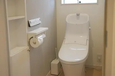 a bathroom with a white toilet and a window at Friendly In Shinjuku \u30d5\u30ec\u30f3\u30c9\u30ea\u30fc\u30a4\u30f3\u65b0\u5bbf in Tokyo