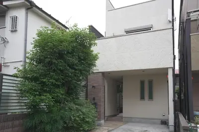 a white house with a tree in front of it at Friendly In Shinjuku \u30d5\u30ec\u30f3\u30c9\u30ea\u30fc\u30a4\u30f3\u65b0\u5bbf in Tokyo