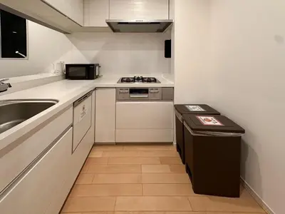 a small kitchen with a sink and a stove at Friendly In Shinjuku \u30d5\u30ec\u30f3\u30c9\u30ea\u30fc\u30a4\u30f3\u65b0\u5bbf in Tokyo