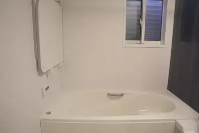 a white bath tub with a mirror and a window at Friendly In Shinjuku \u30d5\u30ec\u30f3\u30c9\u30ea\u30fc\u30a4\u30f3\u65b0\u5bbf in Tokyo