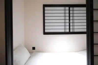 a bedroom with two white beds and a window at \u5317\u5ddd\u79cb\u53f6\u539f \u7fbd\u7530\u673a\u573a\u76f4\u8fbe \u79cb\u53f6\u539f\u7ad9\u6b65\u884c4\u5206\u949f\u548c\u98ce\u6c11\u5bbf \u9002\u5408\u5bb6\u5ead\u548c\u60c5\u4fa3\u5165\u4f4f Poka Stay Akihabara in Tokyo