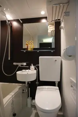 a bathroom with a white toilet and a sink at \u5317\u5ddd\u79cb\u53f6\u539f \u7fbd\u7530\u673a\u573a\u76f4\u8fbe \u79cb\u53f6\u539f\u7ad9\u6b65\u884c4\u5206\u949f\u548c\u98ce\u6c11\u5bbf \u9002\u5408\u5bb6\u5ead\u548c\u60c5\u4fa3\u5165\u4f4f Poka Stay Akihabara in Tokyo