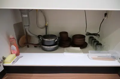 a kitchen counter with a pot and other kitchen items at \u5317\u5ddd\u79cb\u53f6\u539f \u7fbd\u7530\u673a\u573a\u76f4\u8fbe \u79cb\u53f6\u539f\u7ad9\u6b65\u884c4\u5206\u949f\u548c\u98ce\u6c11\u5bbf \u9002\u5408\u5bb6\u5ead\u548c\u60c5\u4fa3\u5165\u4f4f Poka Stay Akihabara in Tokyo