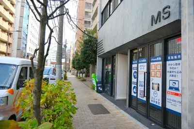 a building with a sign on the side of a street at \u5317\u5ddd\u79cb\u53f6\u539f \u7fbd\u7530\u673a\u573a\u76f4\u8fbe \u79cb\u53f6\u539f\u7ad9\u6b65\u884c4\u5206\u949f\u548c\u98ce\u6c11\u5bbf \u9002\u5408\u5bb6\u5ead\u548c\u60c5\u4fa3\u5165\u4f4f Poka Stay Akihabara in Tokyo