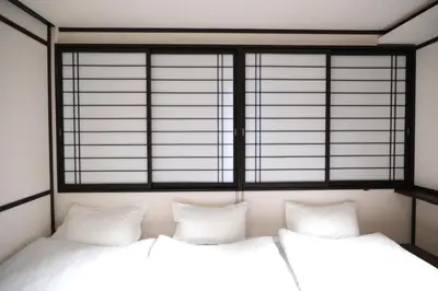 two white beds in a room with windows at \u5317\u5ddd\u79cb\u53f6\u539f \u7fbd\u7530\u673a\u573a\u76f4\u8fbe \u79cb\u53f6\u539f\u7ad9\u6b65\u884c4\u5206\u949f\u548c\u98ce\u6c11\u5bbf \u9002\u5408\u5bb6\u5ead\u548c\u60c5\u4fa3\u5165\u4f4f Poka Stay Akihabara in Tokyo