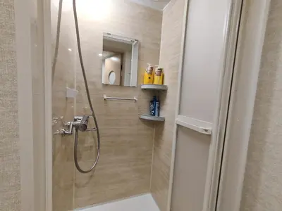 a bathroom with a shower with a glass door at D6 Shinjuku JR St 8 mins 2 bedrooms and 1 living room Max 5P Direct to Shinjuku Ueno Ginza Shibuya Ikebukuro Yoyogi Shinagawa \u65b0\u5bbf\u533a \u9ad8\u7530\u9a6c\u573a\u8f66\u7ad98\u5206\u949f \u4e24\u5ba4\u4e00\u5385 \u6700\u59275\u4eba in Tokyo