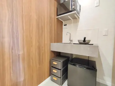 a kitchen with a sink and a trash can at D6 Shinjuku JR St 8 mins 2 bedrooms and 1 living room Max 5P Direct to Shinjuku Ueno Ginza Shibuya Ikebukuro Yoyogi Shinagawa \u65b0\u5bbf\u533a \u9ad8\u7530\u9a6c\u573a\u8f66\u7ad98\u5206\u949f \u4e24\u5ba4\u4e00\u5385 \u6700\u59275\u4eba in Tokyo