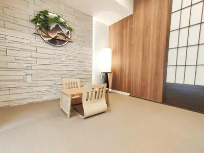 a room with a table and two chairs and a lamp at D6 Shinjuku JR St 8 mins 2 bedrooms and 1 living room Max 5P Direct to Shinjuku Ueno Ginza Shibuya Ikebukuro Yoyogi Shinagawa \u65b0\u5bbf\u533a \u9ad8\u7530\u9a6c\u573a\u8f66\u7ad98\u5206\u949f \u4e24\u5ba4\u4e00\u5385 \u6700\u59275\u4eba in Tokyo
