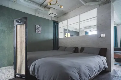 two beds in a room with green walls at \u30a2\u30d0\u30f4\u6e0b\u8c37\u30d3\u30eb2\u968e in Tokyo