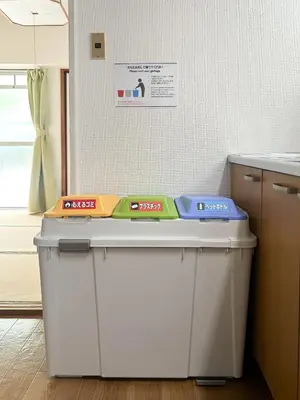 two bins sitting on top of a counter in a kitchen at \u99c5\u304b\u3089\u5f92\u6b695\u5206\u6c60\u888b\u307e\u3067\u96fb\u8eca\u30675\u5206\u306e\u597d\u7acb\u5730 in Tokyo