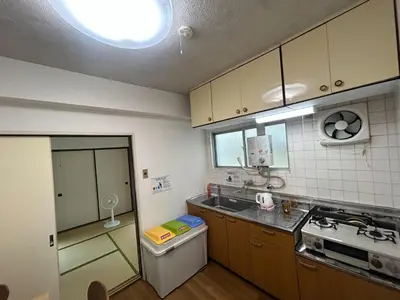 a small kitchen with a sink and a stove at \u99c5\u304b\u3089\u5f92\u6b695\u5206\u6c60\u888b\u307e\u3067\u96fb\u8eca\u30675\u5206\u306e\u597d\u7acb\u5730 in Tokyo