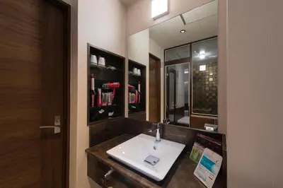 a bathroom with a sink and a mirror at \u30db\u30c6\u30eb\u30a6\u30a4\u30eb\u30b7\u30c6\u30a3\u6d45\u8349\u672c\u9928 in Tokyo