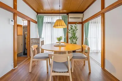 a dining room with a table and chairs at tsugumi house \u3064\u3050\u307f\u4ead\u6238\u5efa\u3066\u4eac\u6210\u9ad8\u7802\u99c5 in Tokyo