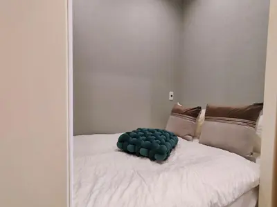 a mirror reflection of a bed in a bedroom at C8 Shinjuku JR St 8 mins 2 bedrooms and 1 living room Max 5P Direct to Shinjuku Ueno Ginza Shibuya Ikebukuro Yoyogi Shinagawa \u65b0\u5bbf\u533a \u9ad8\u7530\u9a6c\u573a\u8f66\u7ad98\u5206\u949f \u4e24\u5ba4\u4e00\u5385 \u6700\u59275\u4eba in Tokyo