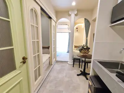 a hallway with a door leading to a bedroom at C8 Shinjuku JR St 8 mins 2 bedrooms and 1 living room Max 5P Direct to Shinjuku Ueno Ginza Shibuya Ikebukuro Yoyogi Shinagawa \u65b0\u5bbf\u533a \u9ad8\u7530\u9a6c\u573a\u8f66\u7ad98\u5206\u949f \u4e24\u5ba4\u4e00\u5385 \u6700\u59275\u4eba in Tokyo