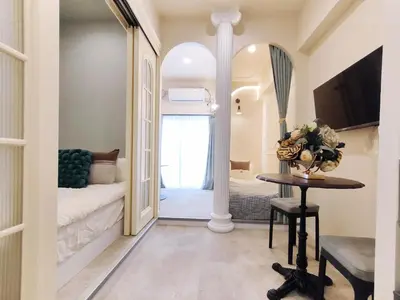 a hallway with a room with a bed and a table at D8 Shinjuku JR St 8 mins 2 bedrooms and 1 living room Max 5P Direct to Shinjuku Ueno Ginza Shibuya Ikebukuro Yoyogi Shinagawa \u65b0\u5bbf\u533a \u9ad8\u7530\u9a6c\u573a\u8f66\u7ad98\u5206\u949f \u4e24\u5ba4\u4e00\u5385 \u6700\u59275\u4eba in Tokyo