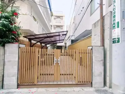 a wooden gate in front of a building at D8 Shinjuku JR St 8 mins 2 bedrooms and 1 living room Max 5P Direct to Shinjuku Ueno Ginza Shibuya Ikebukuro Yoyogi Shinagawa \u65b0\u5bbf\u533a \u9ad8\u7530\u9a6c\u573a\u8f66\u7ad98\u5206\u949f \u4e24\u5ba4\u4e00\u5385 \u6700\u59275\u4eba in Tokyo