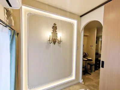 a mirror on a wall with a chandelier at D8 Shinjuku JR St 8 mins 2 bedrooms and 1 living room Max 5P Direct to Shinjuku Ueno Ginza Shibuya Ikebukuro Yoyogi Shinagawa \u65b0\u5bbf\u533a \u9ad8\u7530\u9a6c\u573a\u8f66\u7ad98\u5206\u949f \u4e24\u5ba4\u4e00\u5385 \u6700\u59275\u4eba in Tokyo