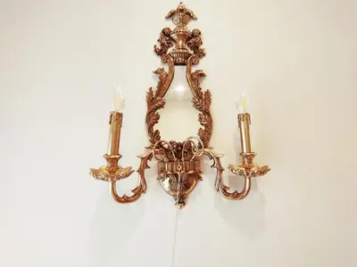 a gold chandelier hanging on a wall at D8 Shinjuku JR St 8 mins 2 bedrooms and 1 living room Max 5P Direct to Shinjuku Ueno Ginza Shibuya Ikebukuro Yoyogi Shinagawa \u65b0\u5bbf\u533a \u9ad8\u7530\u9a6c\u573a\u8f66\u7ad98\u5206\u949f \u4e24\u5ba4\u4e00\u5385 \u6700\u59275\u4eba in Tokyo