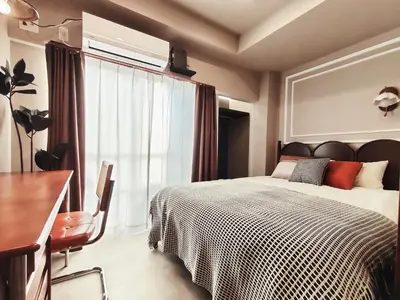 a bedroom with a bed and a desk and a window at D1 Shinjuku JR St 8 mins 2 bedrooms and 1 living room Max 5P Direct to Shinjuku Ueno Ginza Shibuya Ikebukuro Yoyogi Shinagawa \u65b0\u5bbf\u533a \u9ad8\u7530\u9a6c\u573a\u8f66\u7ad98\u5206\u949f \u4e24\u5ba4\u4e00\u5385 \u6700\u59275\u4eba in Tokyo