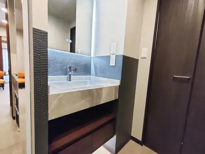 a bathroom with a sink and a mirror at D1 Shinjuku JR St 8 mins 2 bedrooms and 1 living room Max 5P Direct to Shinjuku Ueno Ginza Shibuya Ikebukuro Yoyogi Shinagawa \u65b0\u5bbf\u533a \u9ad8\u7530\u9a6c\u573a\u8f66\u7ad98\u5206\u949f \u4e24\u5ba4\u4e00\u5385 \u6700\u59275\u4eba in Tokyo