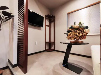 a living room with a table with a vase on it at D1 Shinjuku JR St 8 mins 2 bedrooms and 1 living room Max 5P Direct to Shinjuku Ueno Ginza Shibuya Ikebukuro Yoyogi Shinagawa \u65b0\u5bbf\u533a \u9ad8\u7530\u9a6c\u573a\u8f66\u7ad98\u5206\u949f \u4e24\u5ba4\u4e00\u5385 \u6700\u59275\u4eba in Tokyo