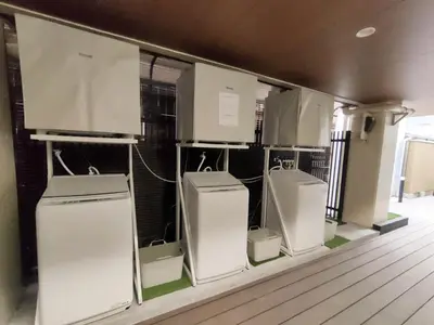 a display with three washing machines in a room at D2 Shinjuku JR St 8 mins 2 bedrooms and 1 living room Max 5P Direct to Shinjuku Ueno Ginza Shibuya Ikebukuro Yoyogi Shinagawa \u65b0\u5bbf\u533a \u9ad8\u7530\u9a6c\u573a\u8f66\u7ad98\u5206\u949f \u4e24\u5ba4\u4e00\u5385 \u6700\u59275\u4eba in Tokyo
