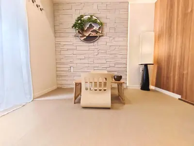 a living room with a chair and a table at D2 Shinjuku JR St 8 mins 2 bedrooms and 1 living room Max 5P Direct to Shinjuku Ueno Ginza Shibuya Ikebukuro Yoyogi Shinagawa \u65b0\u5bbf\u533a \u9ad8\u7530\u9a6c\u573a\u8f66\u7ad98\u5206\u949f \u4e24\u5ba4\u4e00\u5385 \u6700\u59275\u4eba in Tokyo
