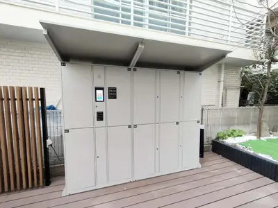 a row of white lockers sitting on a deck at D2 Shinjuku JR St 8 mins 2 bedrooms and 1 living room Max 5P Direct to Shinjuku Ueno Ginza Shibuya Ikebukuro Yoyogi Shinagawa \u65b0\u5bbf\u533a \u9ad8\u7530\u9a6c\u573a\u8f66\u7ad98\u5206\u949f \u4e24\u5ba4\u4e00\u5385 \u6700\u59275\u4eba in Tokyo