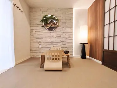 a living room with a table and a brick wall at D2 Shinjuku JR St 8 mins 2 bedrooms and 1 living room Max 5P Direct to Shinjuku Ueno Ginza Shibuya Ikebukuro Yoyogi Shinagawa \u65b0\u5bbf\u533a \u9ad8\u7530\u9a6c\u573a\u8f66\u7ad98\u5206\u949f \u4e24\u5ba4\u4e00\u5385 \u6700\u59275\u4eba in Tokyo