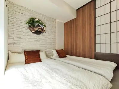 two beds sitting next to each other in a bedroom at D2 Shinjuku JR St 8 mins 2 bedrooms and 1 living room Max 5P Direct to Shinjuku Ueno Ginza Shibuya Ikebukuro Yoyogi Shinagawa \u65b0\u5bbf\u533a \u9ad8\u7530\u9a6c\u573a\u8f66\u7ad98\u5206\u949f \u4e24\u5ba4\u4e00\u5385 \u6700\u59275\u4eba in Tokyo
