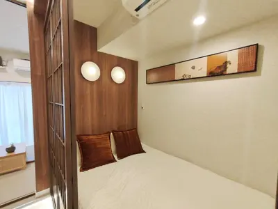 a small bedroom with a bed in a room at D3 Shinjuku JR St 8 mins 2 bedrooms and 1 living room Max 5P Direct to Shinjuku Ueno Ginza Shibuya Ikebukuro Yoyogi Shinagawa \u65b0\u5bbf\u533a \u9ad8\u7530\u9a6c\u573a\u8f66\u7ad98\u5206\u949f \u4e24\u5ba4\u4e00\u5385 \u6700\u59275\u4eba in Tokyo