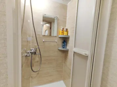 a bathroom with a shower with a glass door at D3 Shinjuku JR St 8 mins 2 bedrooms and 1 living room Max 5P Direct to Shinjuku Ueno Ginza Shibuya Ikebukuro Yoyogi Shinagawa \u65b0\u5bbf\u533a \u9ad8\u7530\u9a6c\u573a\u8f66\u7ad98\u5206\u949f \u4e24\u5ba4\u4e00\u5385 \u6700\u59275\u4eba in Tokyo