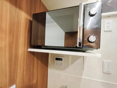 a microwave sitting on a shelf in a kitchen at D3 Shinjuku JR St 8 mins 2 bedrooms and 1 living room Max 5P Direct to Shinjuku Ueno Ginza Shibuya Ikebukuro Yoyogi Shinagawa \u65b0\u5bbf\u533a \u9ad8\u7530\u9a6c\u573a\u8f66\u7ad98\u5206\u949f \u4e24\u5ba4\u4e00\u5385 \u6700\u59275\u4eba in Tokyo