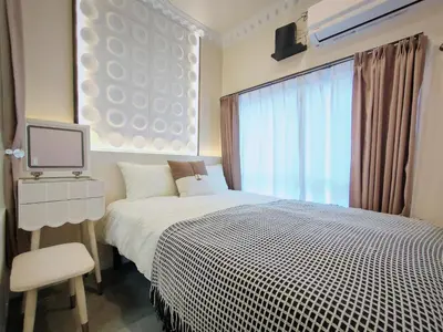 a bedroom with a bed and a tv and a window at D7 Shinjuku JR St 8 mins 2 bedrooms and 1 living room Max 5P Direct to Shinjuku Ueno Ginza Shibuya Ikebukuro Yoyogi Shinagawa \u65b0\u5bbf\u533a \u9ad8\u7530\u9a6c\u573a\u8f66\u7ad98\u5206\u949f \u4e24\u5ba4\u4e00\u5385 \u6700\u59275\u4eba in Tokyo